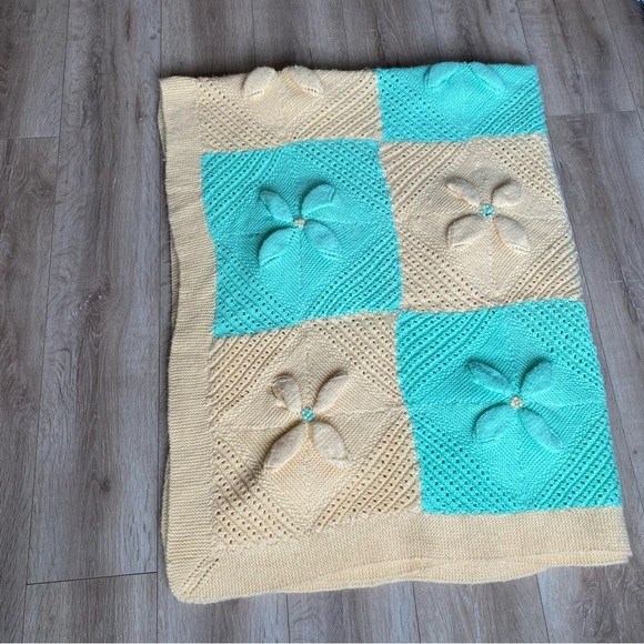 Vintage Afghan blanket lucky 4 leaf pattern crocheted Afghan throw blanket - Picture 2 of 5